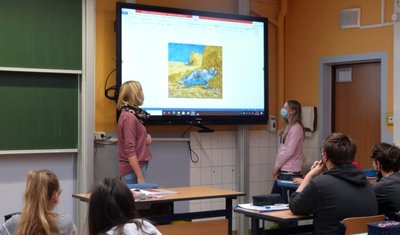 Diese digitalen Tafeln, sogenannte Activ-Panels, werden in fast allen Zimmern der August-Bebel-Oberschule verwendet, um den Unterrichtsstoff auf moderne und abwechslungsreiche Weise zu vermitteln. 