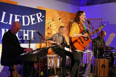 So wie Jano Weber (links), hier zu sehen mit Söhnen und Schwiegertochter, stehen die Organisatoren der Zschopauer Liedernacht mitunter selbst auf der Bühne.