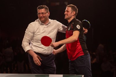 Das Publikum wünschte sich Landrat Thomas Hennig (links) am Ende noch mal zum Tischtennis-Duell mit Ovidiu Ionescu auf die Bühne. Er hatte Angst „sich zum Ei zu machen“, lieferte aber ab.