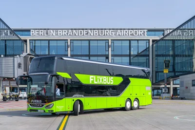 In der Hauptreisezeit im Sommer halten täglich bis zu 155 grüne Busse am Flughafen Berlin-Brandenburg (BER).
