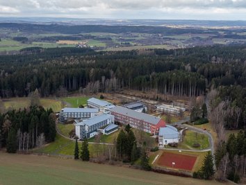 Seit den 1950er Jahren wurden Wismutkumpel in Dorfstadt behandelt, später nutzte die DDR-Regierung das idyllisch gelegene Sanatorium. Von 1992 bis 2020 diente es als BG-Klinik. Jetzt wird ein neues Kapitel in der Geschichte der Einrichtung aufgeschlagen. 