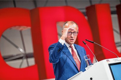 "Stoppen Sie dieses rot-grün-gelbe Narrenschiff", ruft CDU-Chef Friedrich Merz beim Parteitag in Hannover dem Bundeskanzler zu.