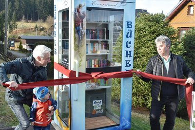 Ortschaftsrat Jörg Hoyer (rechts) und Airbrush-Künstler Jürgen Zinnert bei der Einweihung 2020.