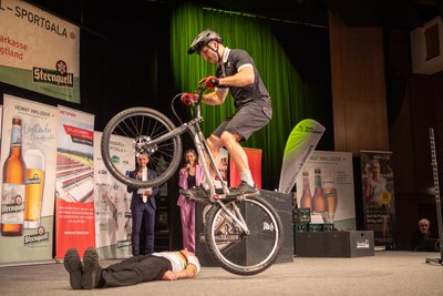 Zwei Weltmeister unter sich: Hannes Herrmann springt mit seinem Bike über den am Boden liegenden Frank Albert. Vorher hatten sich die beiden Fahrrad-Fans bei einem Hochsprung-Wettkampf gemessen.