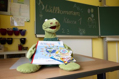 Samy, das Maskottchen der künftigen Klasse 1a, freut sich auf 20 Schulanfänger.