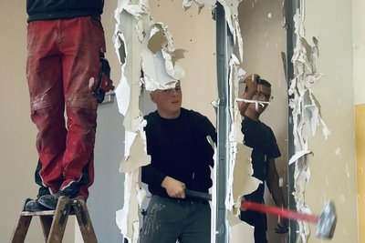 Mit Hingabe wird sich den Arbeiten in der Grundschule Hilbersdorf gewidmet.