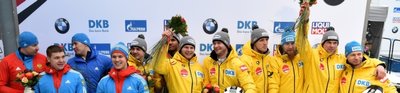 Drei Wallner-Vierer auf dem Treppchen: links die zweitplatzierten Russen um Alexander Kasjanow (3. v. l.), in der Mitte das Siegerteam von Johannes Lochner (5. v. r.), rechts die Crew von Francesco Friedrich (außen).