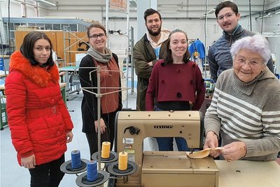 Studentin Eleni Sema, Dozentin Birgit Krauß sowie die Studenten Nektarjo Baro, Hanna Düser und Christian Allmacher erfuhren von Elfriede Seelig (von links) viel über die Textilindustrie der DDR.
