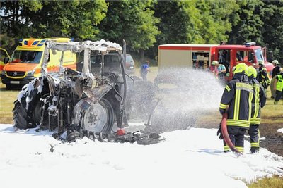 Erst der Löschschaum der Feuerwehrleute erstickte die Flammen. Ein Übergreifen aufs Feld wurde verhindert.