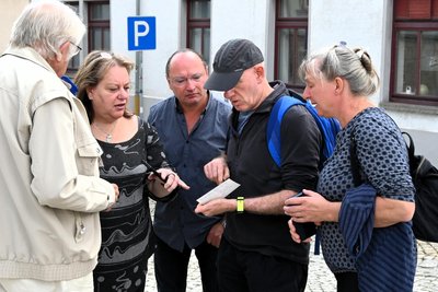 Wer ist die Frau neben Rosemarie Hochmuth auf dem Bild, das schon mehrfach veröffentlicht wurde?
