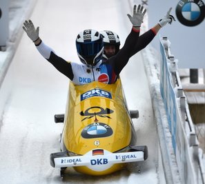 Pilot Francesco Friedrich und Anschieber Martin Grothkopp jubeln über ihren Triumph im Zweier.