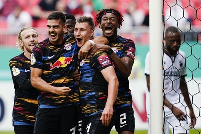  Leipzigs Torschütze Willi Orban (2.v.r.) jubelt mit Mannschaftskollegen über das Tor zum 0:1.