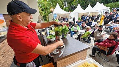 Der Portugiese João Grincho stellt vor den Augen der Besucher grüne Pasta her. Seine Kochshow war einer der Höhepunkte beim Genussfest im Burgstädter Wettinhain. 