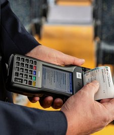 Künftig können Fahrgäste bei den Zugbegleitern Tickets kaufen.