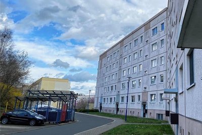 Viele Wohnungen im Block Leinweberstraße 2 bis 12 im Reichenbacher Neubau stehen bereits leer. Bäume und Sträucher vor dem Block wurden für den Anbau von Aufzügen gerodet - der Aufzugbau wurde jedoch auf Eis gelegt. 