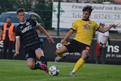 Tom Fischer (links) erzielte in der vergangenen Woche das erste Saisontor für den VFC Plauen, das nicht von einem Sommerzugang kam. Auerbachs Paul Kämpf (rechts) soll trotz aller Rivalität aus Plauener Sicht mit seinem VfB gern bei Magdeburg II gewinnen, dass der VFC auf Platz 1 springen kann. 