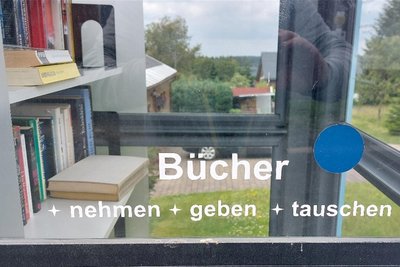 „Nehmen - Geben - Tauschen“: Dieses Motto wird seit November 2020 an der Bücherzelle Mühlleithen gerne in Anspruch genommen.