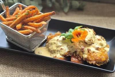 Schnitzel in verschiedenen Variationen sind besonders beliebt bei den Gästen der „Alten Drogerie“ in Klingenthal.