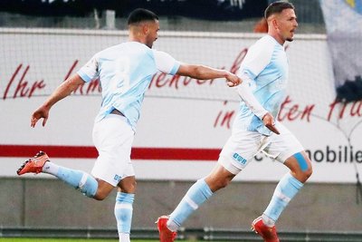 Felix Schimmel (r.) erzielt das 1:0 für den CFC. Die ersten Glückwünsche kommen von Okan Adil Kurt. 