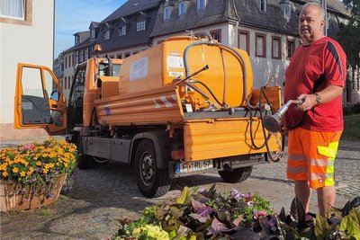 Alle flüchten vor der Hitze in geschützte Räume. Bodo Lippmann mit dem 1800-Liter-Wassertank steht auch bei 36 Grad Celsius draußen.