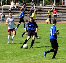 Die Chemnitzer Fußballerinnen (blaue Trikots) mussten sich dem SC Fortuna Köln 0:4 geschlagen geben. 