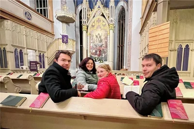 Pfarrer Raphael Weiß (Foto von l.), Sophie Schulze, Janine Streng und Kantor Martin Seidel öffneten am Donnerstagabend die erste Tür. 