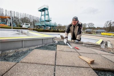 Alle Wasserbecken wurden inzwischen von einer österreichischen Firma mit Edelstahl ausgekleidet. Nun müssen die Becken noch umhüllt und Gehwegplatten gesetzt werden. Im Bild: Jens Klopfer von der Firma Reißig, der mit seinen Kollegen bereits die Schächte für die Anschlüsse der Wasserbecken ausgeführt hat. Abschlussarbeiten wie das Verlegen der Gehwegplatten sind notwendig.