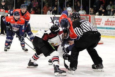 „Puck frei“ heißt es diesen Sonntag für die Wölfe bei den Luchsen in Lauterbach. Es folgt das Derby gegen Chemnitz.