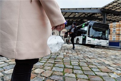 Eine FFP2-Maske muss in den Bussen des Öffentlichen Personennahverkehrs im Erzgebirge seit Montag nicht mehr getragen werden. Stattdessen wird nur noch "dringend empfohlen", eine Maske zu tragen. 