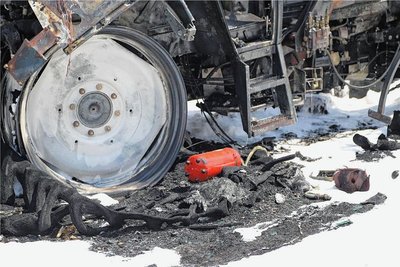 Eigentlich wollte der Landwirt Strohballen zusammenfahren. Noch steht nicht fest, was genau das Feuer auslöste.