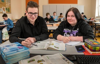 Schüler helfen Schülern: Dieses Konzept funktioniert auch an der Olbernhauer Oberschule. Luca Klaffenbach, der eine elfte Klasse am Gymnasium besucht, gibt Kimberly Zeitler Nachhilfe in Mathematik. 