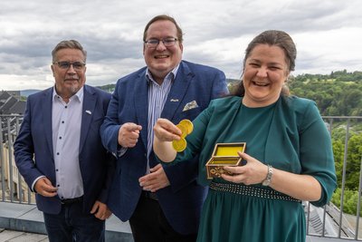 Freuen sich mit Projektleiterin Kristin Baden-Walther über die ersten Taler fürs Festival: Festivaldirektor Filip Albrecht und Oberbürgermeister Rolf Schmidt (v. l.).