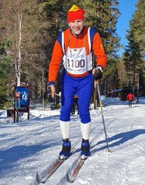 6. März 2022: Carsten Albrecht hat als Gert-Dietmar-Klause-Double sichtlich Spaß auf dem Weg nach Mora. Auch Stöcke, Mütze und Handschuhe aus den 1970er-Jahren hat er extra besorgt. 