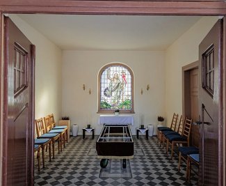Schlichte Zweckmäßigkeit bestimmt derzeit das Innere der Trauerhalle auf dem Friedhof in Kleinrückerswalde. Aus der Zeit um 1910 stammend, soll sie rekonstruiert werden und mehr Atmosphäre erhalten. 