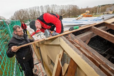 Die Zimmerer Michael Weller ,Rene Gröbitzsch und Ari Wendler von der Firma Pampelbau aus Zwickau bei der Dachsanierung der historischen Umkleidekabinen. Die Schalung wird komplett erneuert, darauf kommt eine Unterspannbahn, die die Grundlage für die Deckung mit Zinkblech ist. 