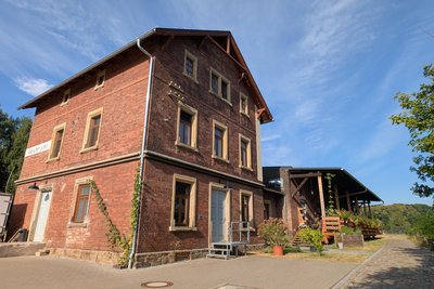 Am Bahnhof von Halsbrücke gibt zwar keine Gleise mehr, dafür aber ein Brauhaus.