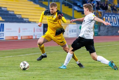 Nach den Siegen gegen Freital (Szene mit Johann Martynets/links) und Stahnsdorf kommt der VFC Plauen am Donnerstag in Glauchau auf den Prüfstand.