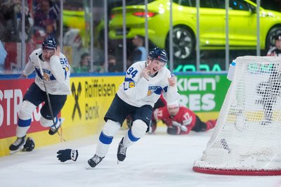 Der Finne Konsta Helenius entscheidet mit seinem Treffer das WM-Finale gegen Gastgeber Schweiz.