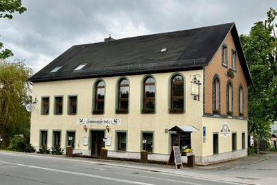 Der Schönburgsche Hof in Oberaffalter liegt direkt an der Hartensteiner Straße kurz vor dem Abzweig in die Ortsmitte.