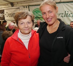 Anke Wischnewski 2013 mit Ortrun Enderlein-Zöphel, der Rodel-Olympiasiegerin von 1964.