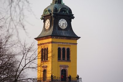 Vier Musiker spielen als Hoffnungszeichen "Weißt du, wie viel Sternlein stehen" und mehr vom Turm der Stadtkirche Augustusburg. 