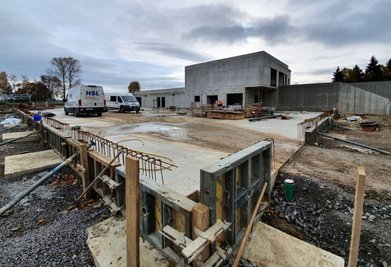 Weit vorangeschritten sind die Arbeiten am massiven Zwischenbau. Für die Schule und die Turnhalle steht bisher nur das Fundament.