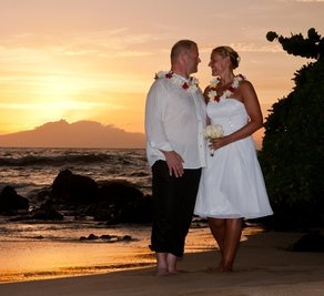 Romantik pur: das frisch getraute Hochzeitspaar Wischnewski/Görlitzer am Strand von Hawaii.