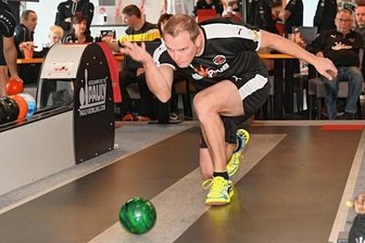 9Pins ziehen Vorjahresmeister den Zahn - Der Stollberger Tim Rösch kam schwer aus den Startlöchern, sicherte seinem Team am Ende aber doch noch wertvolle Punkte.