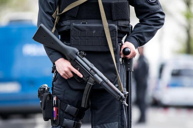 Anschlag auf BVB-Bus: Verdacht auf islamistischen Terror - Der Tatort in Dortmund wird von bewaffneten Polizisten bewacht.