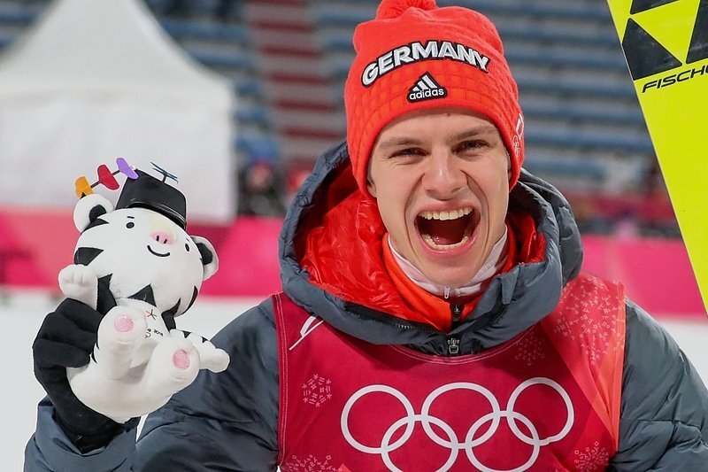 Der Goldjunge glänzt silbern - Andreas Wellinger kann am Montag das Triple perfekt machen und die dritte Medaille im dritten Wettkampf der Skispringer holen.