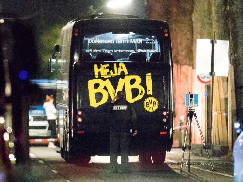 Sicherheitskreise: Bekennerschreiben mit Islamisten-Bezug - In der Nacht gingen die Untersuchungen des LKA am BVB-Bus weiter.