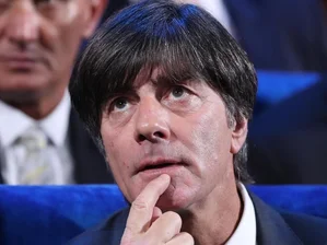 WM-Auslosung: Deutschland bei WM gegen Mexiko, Schweden und Südkorea - Im Kremlpalast in Moskau verfolgt Bundestrainer Joachim Löw die Veranstaltung mit Aufmerksamkeit.