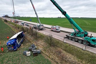 A 14: Spezialkräne bergen Gefahrgut-Lastwagen - Der Gefahrgut-Lkw lag nach einem Unfall mehrere Tage neben der A 14 bei Mutzschen. Am Mittwoch wurde er nun mit zwei Spezialkränen geborgen.