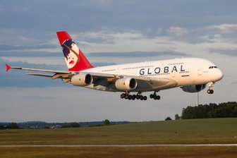 A 380 in Dresden: Darum landete das größte Passagierflugzeug der Welt in Sachsen - Der Airbus A 380 der Fluglinie Global Airlines setzt am Montagabend in Dresden zur Landung an.
